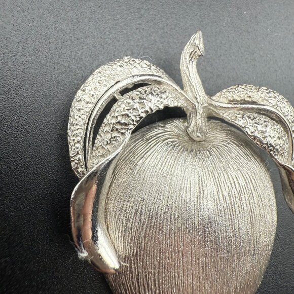 Vintage Sarah Coventry Silver Tone Apple Brooch Pin Textured Fruit With Leaf Des - Picture 2 of 6
